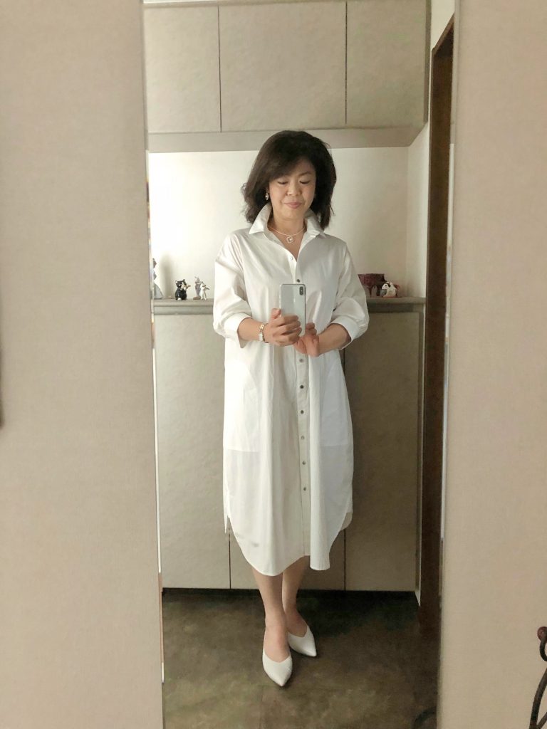 ５０代にはイタイ 白いワンピースに白いアクセサリー ４５歳からの品よく可愛い毎日のアクセサリー